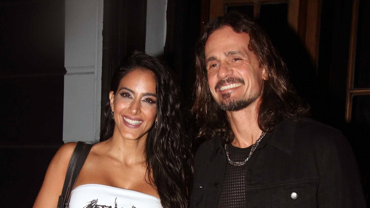 La bailarina se dio un apasionado beso con su esposo.
