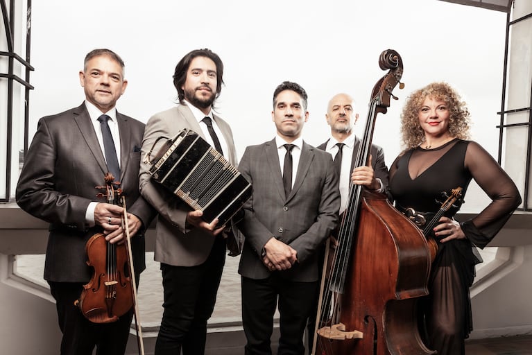 La banda de lujo que toca en vio en Ellas son Tango.