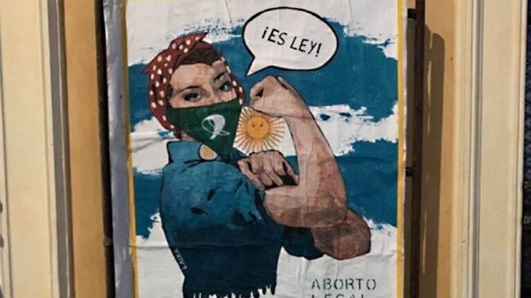 La Bansky italiana dedicó su última obra a la legalización del aborto en Argentina