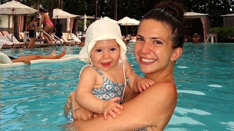 La beba disfrutó de una tarde de pileta junto a su mamá
Fuente: Instagram @ailencova