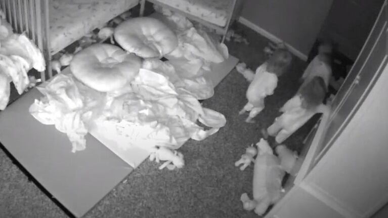 La cámara de vigilancia de la habitación de unas trillizas captura una conversación de las niñas con un ente invisible
