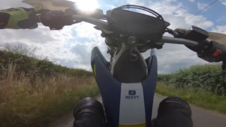 La cámara del casco de este motociclista capturó la caída producida después de fallar haciendo un caballito