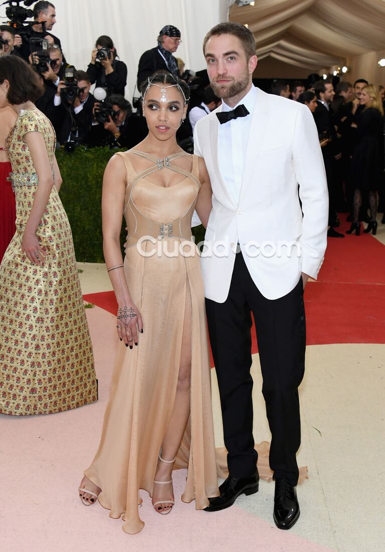 La cantante FKA Twigs, de Versace, y Robert Pattinson, by Dior Homme (Fotos: AFP).