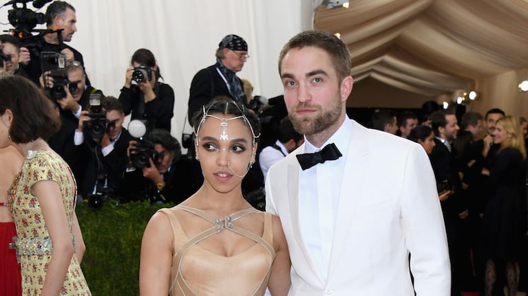 La cantante FKA Twigs, de Versace, y Robert Pattinson, by Dior Homme (Fotos: AFP).