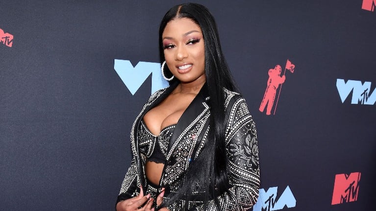 La cantante Megan Thee Stallion afirma que recibió disparos a la salida de una fiesta de Kylie Jenner. Foto: AP.