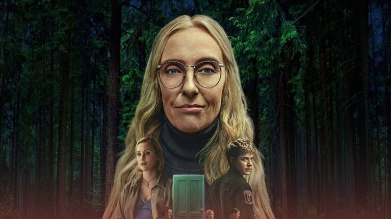 La carismática y enigmática Evelyn, directora de la institución, es interpretada por Toni Collette.