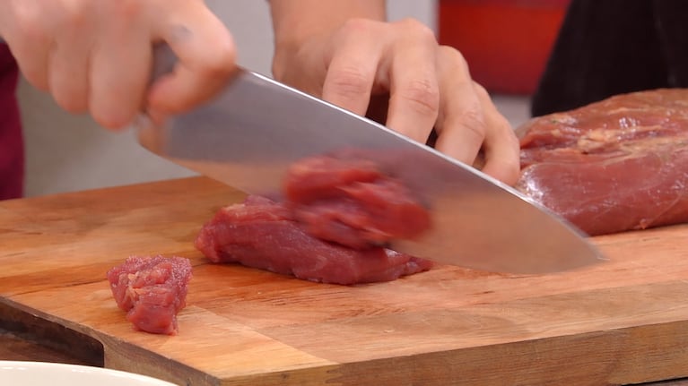 La carne se debe cortar en cubos para hacer esta receta Foto: Cucinare TV