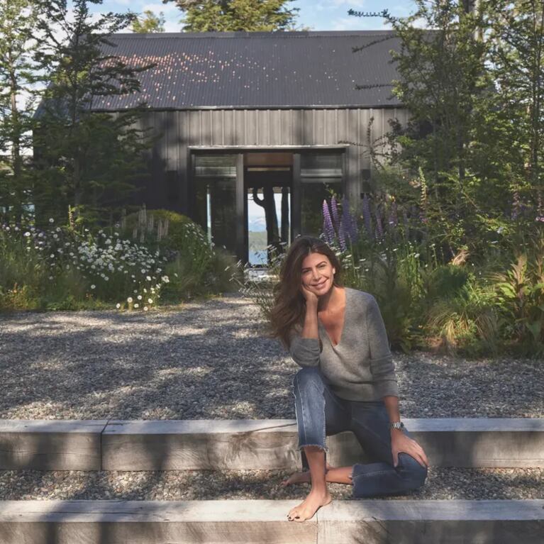La casa de Juliana tiene fachada negra. Se respetó el bosque a la hora de construirla.