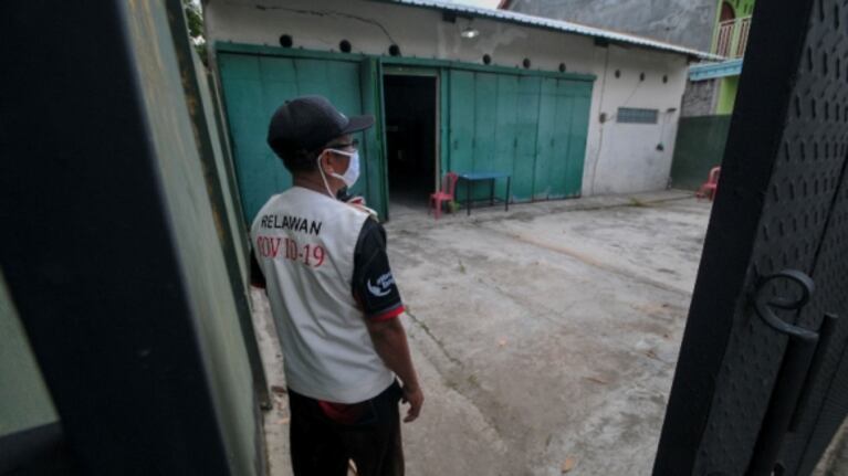 La “casa embrujada” que usan en Indonesia para dar lecciones a los que infringen las medidas de aislamiento.