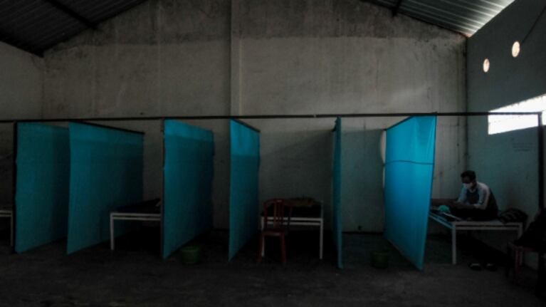 La “casa embrujada”  que usan en Indonesia para dar lecciones a los que infringen las medidas de aislamiento.