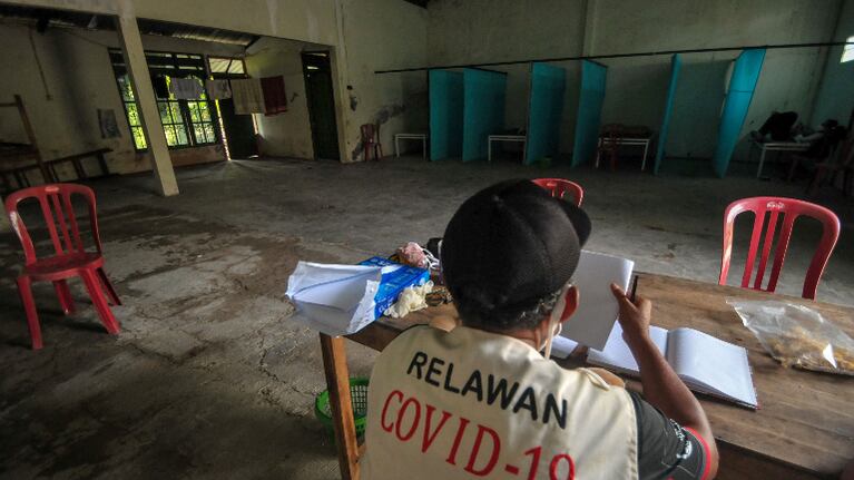 La “casa embrujada”  que usan en Indonesia para dar lecciones a los que infringen las medidas de aislamiento. Foto: AFP.