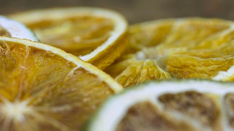 La cáscara de limón tiene múltiples usos para el hogar. Foto: Freepik