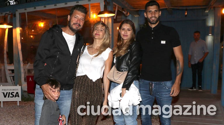 La cena íntima de Marcelo Tinelli, Guillermina Valdés y Lolo con Micaela y Lisandro López a orillas del mar. (Foto: GMPress)