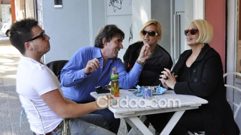 La charla de Carmen Barbieri y Beto César, como en viejos tiempos. (Foto: Jennifer Rubio)