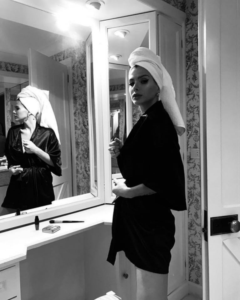 La China Suárez, a full: foto sexy con Vicuña en el baño y producción en lencería a un mes y medio de ser mamá