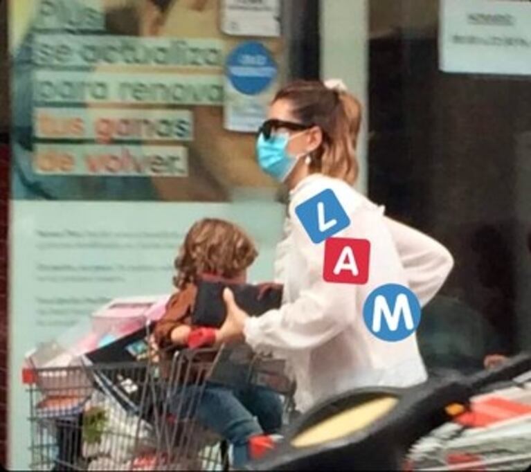 La China Suárez, con barbijo y en medio de las precauciones por el coronavirus, hizo las compras con Magnolia en Uruguay