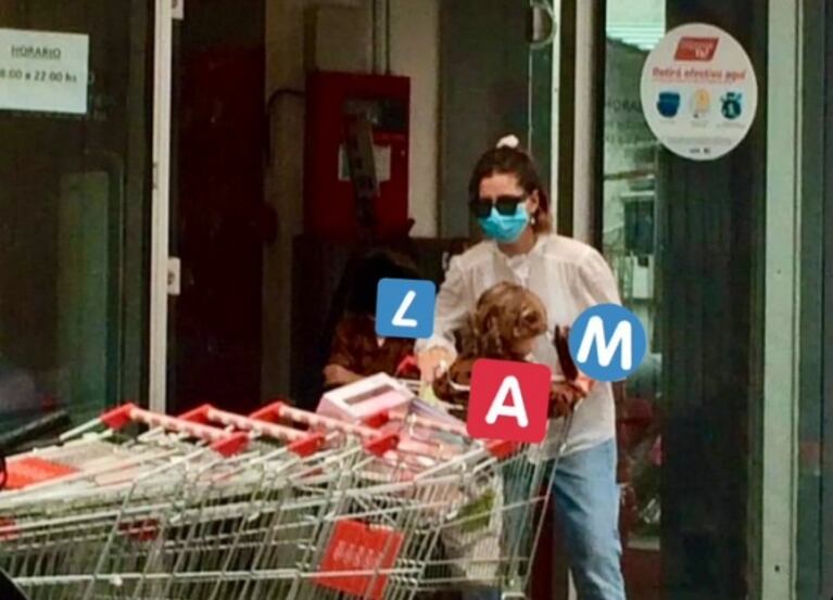 La China Suárez, con barbijo y en medio de las precauciones por el coronavirus, hizo las compras con Magnolia en Uruguay