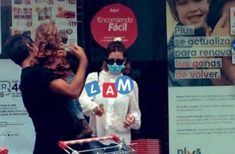 La China Suárez, con barbijo y en medio de las precauciones por el coronavirus, hizo las compras con Magnolia en Uruguay