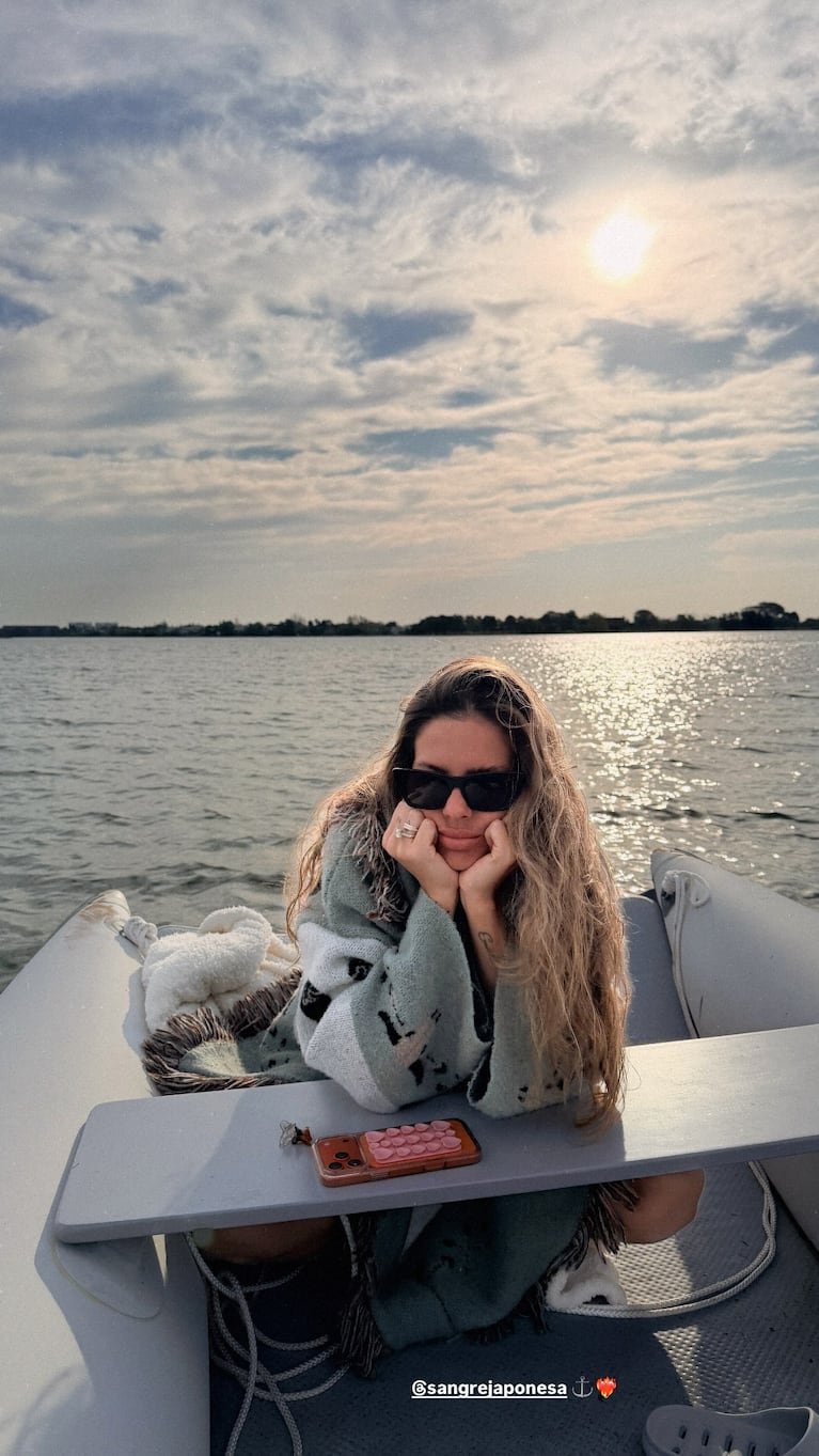 La China Suárez con cara de aburrida ariiba de una lancha. Foto: Instagram mauroicardi