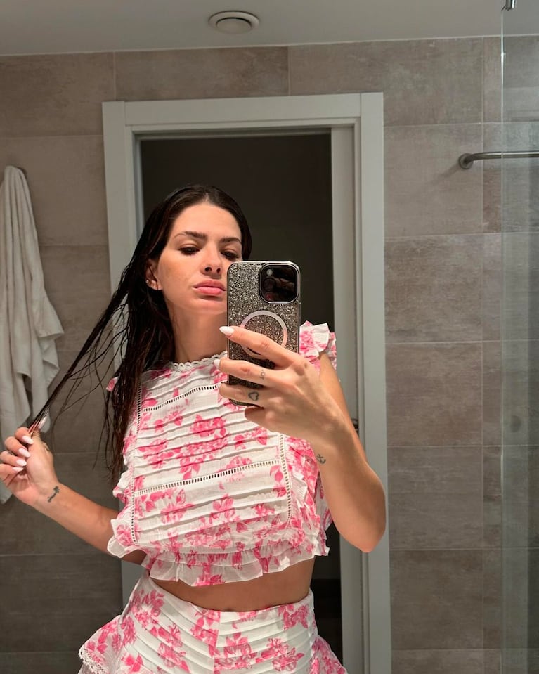 La China Suárez en conjunto floreado. (Foto: Instagram/@sangrejaponesa)