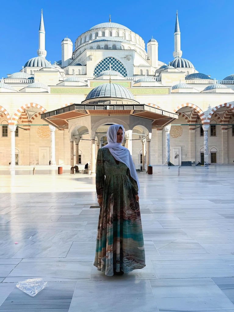 La China Suárez en Estambul: su look con velo para visitar la mezquita Çamlıca. Crédito: Instagram