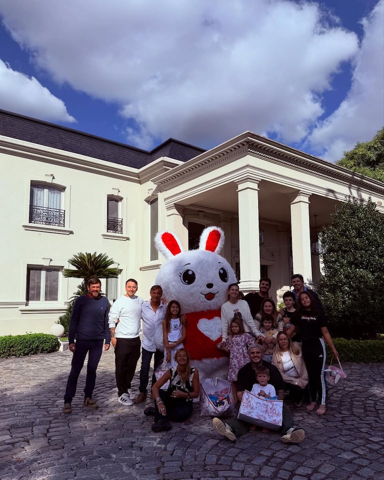 La China Suárez junto a su entorno más íntimo en Pascuas (Foto: Instagram @sangrejaponesa)