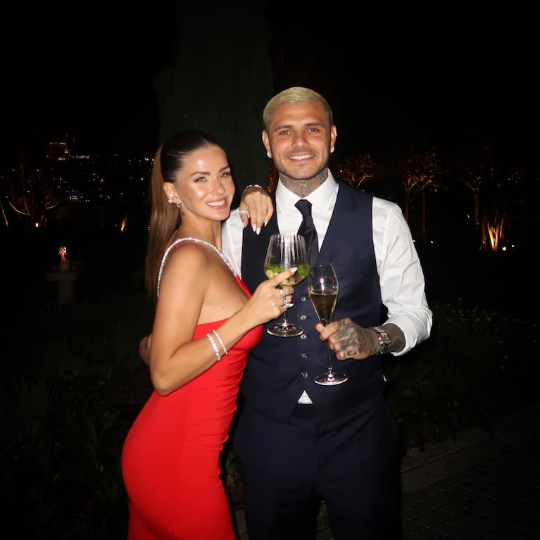 La China Suárez le copió deliberadamente un vestido de las fiestas a Wanda Nara. CRÉDITO: Instagram