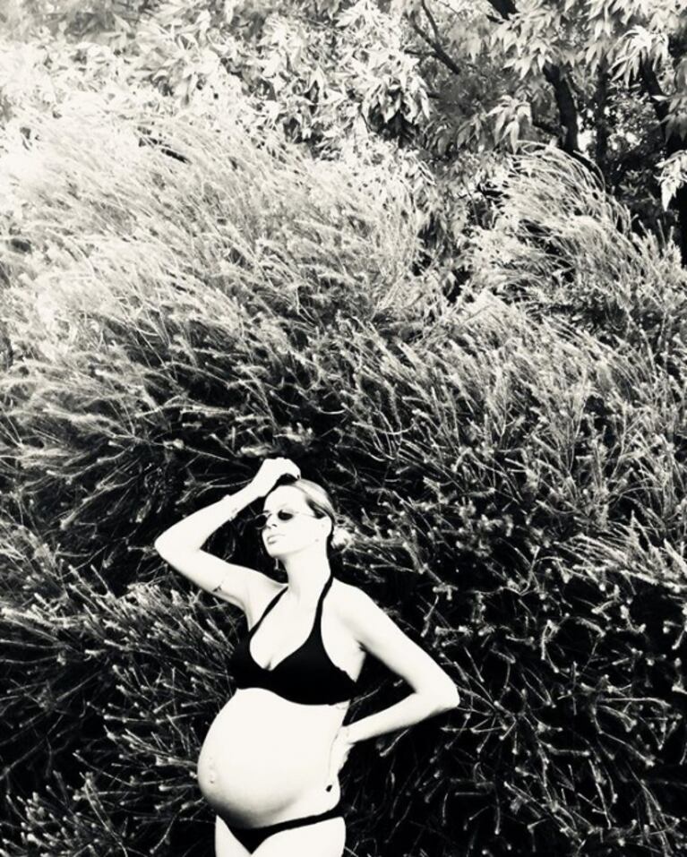 La China Suárez lució su panza de ocho meses en bikini y publicó una romántica foto con Vicuña: "Te amo"