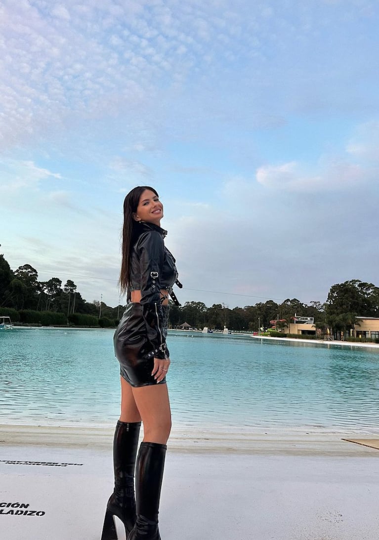La China Suárez marca tendencia con su look total black: cuero charol, tachas y botas altísimas