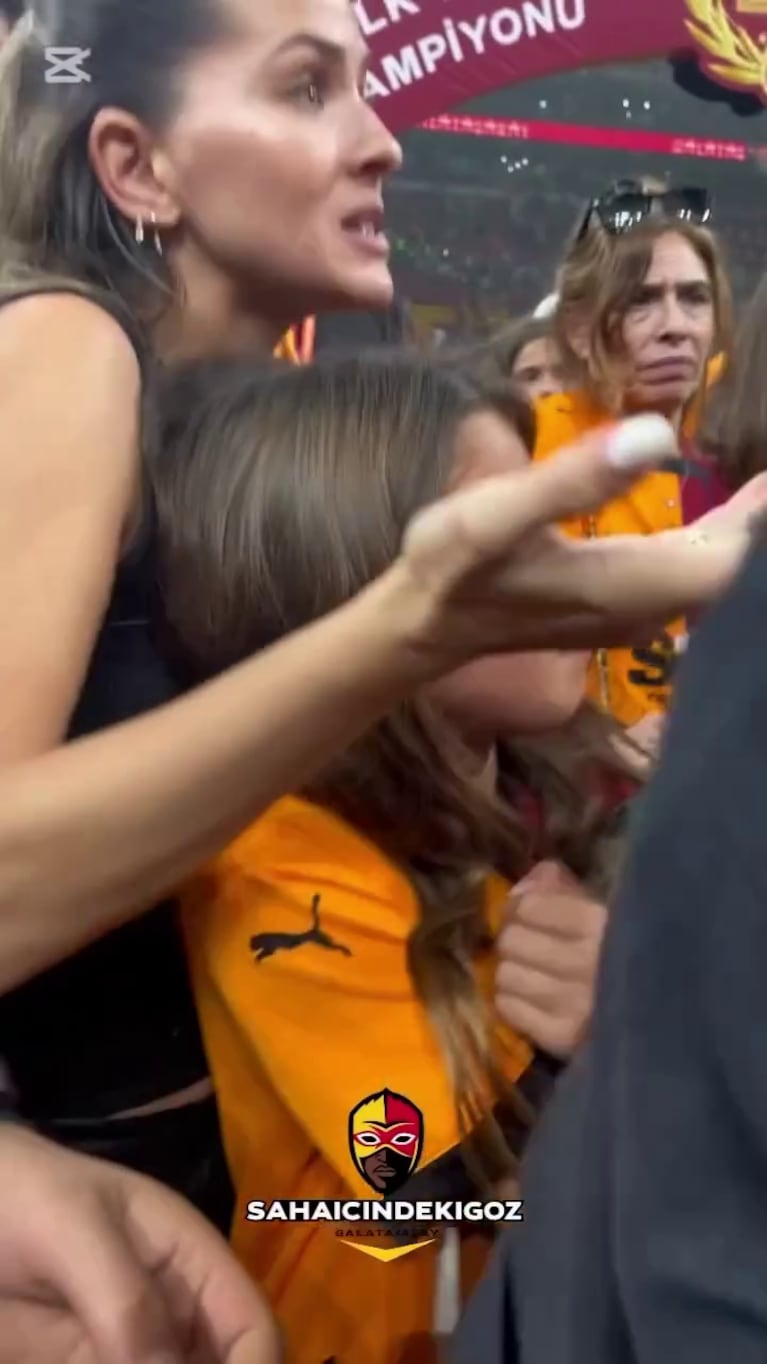 La China Suárez pasó un mal momento con sus hijos y Mauro Icardi en el festejo del campeonato del Galatasaray (Foto: captura de redes sociales).