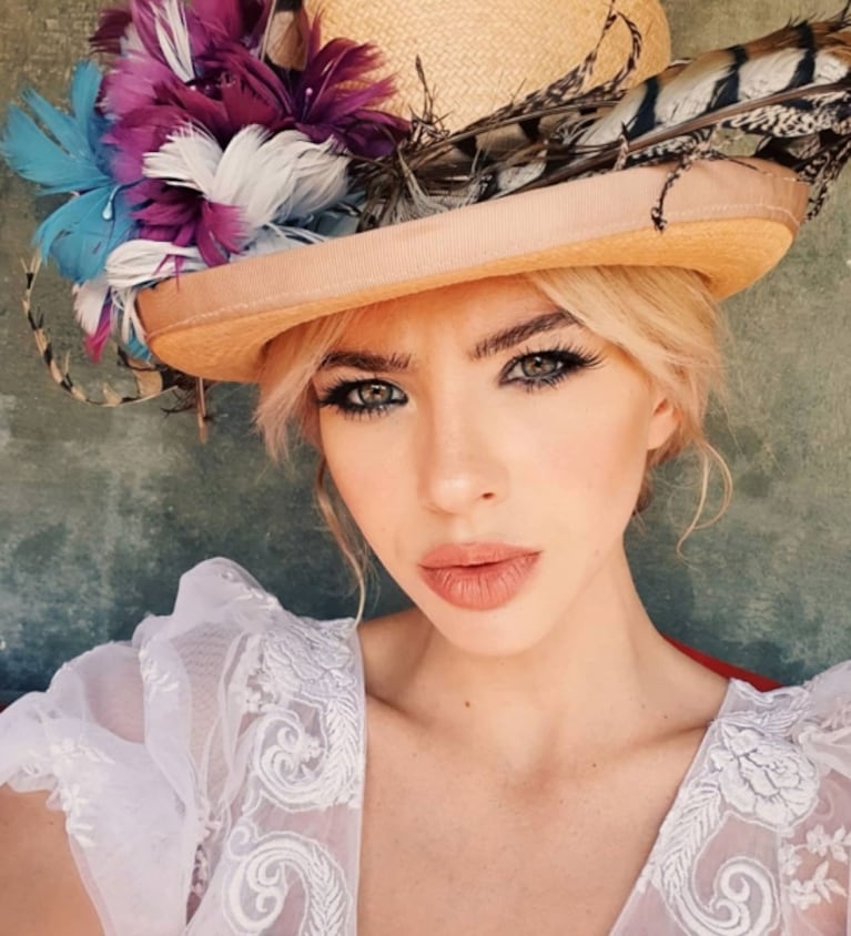 La China Suárez publicó en Instagram una sensual foto retro vestida de conejita Playboy