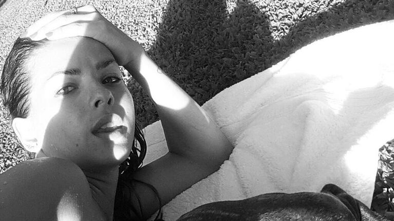 La China Suárez tomó sol con su perro (Apolo) y tuiteó la foto. (Foto: @chinasuarez)
