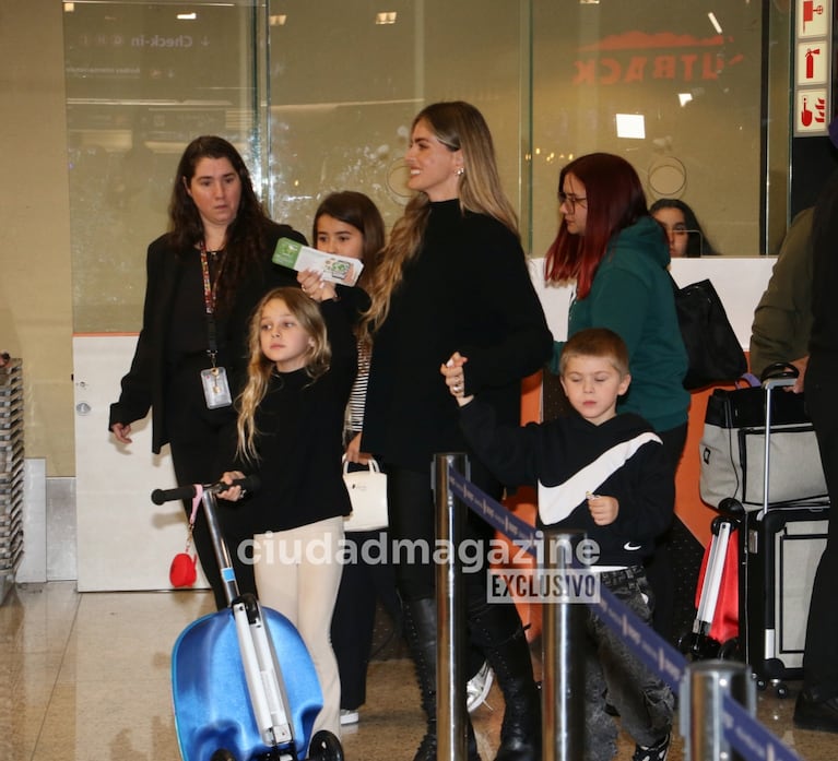 La China Suárez viajó con sus hijos a Turquía: las fotos en Ezeiza antes de reencontrarse con Mauro Icardi