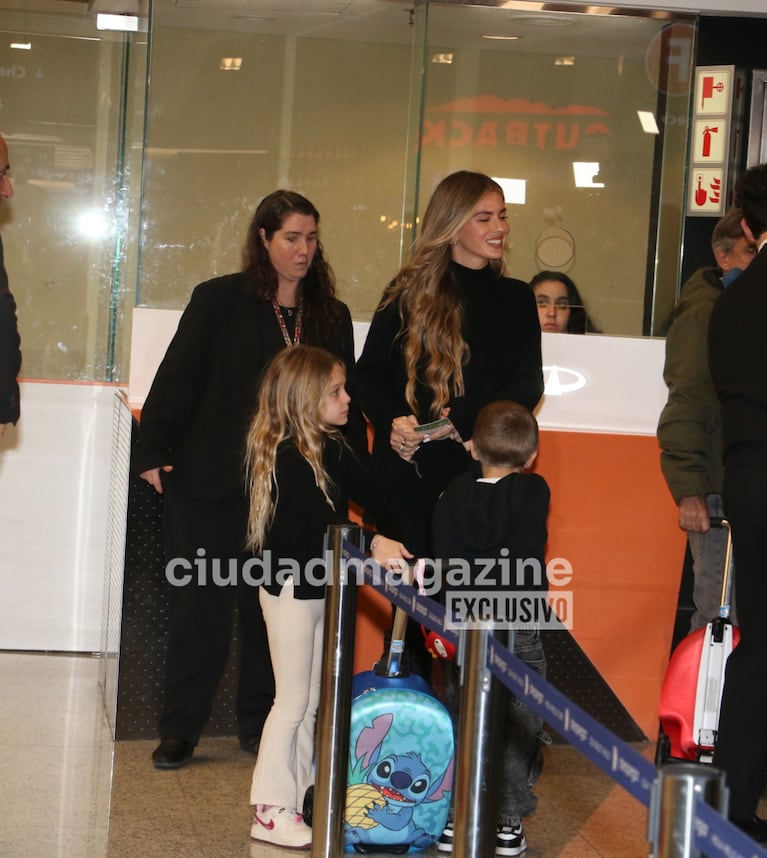 La China Suárez viajó con sus hijos a Turquía: las fotos en Ezeiza antes de reencontrarse con Mauro Icardi