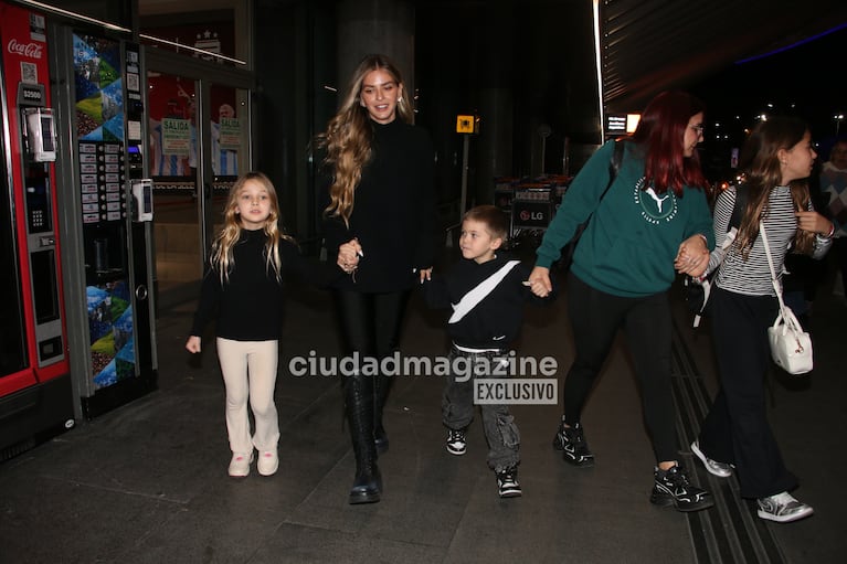 La China Suárez viajó con sus hijos a Turquía: las fotos en Ezeiza antes de reencontrarse con Mauro Icardi