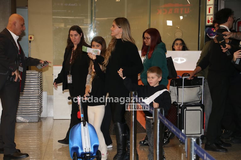 La China Suárez viajó con sus hijos a Turquía: las fotos en Ezeiza antes de reencontrarse con Mauro Icardi