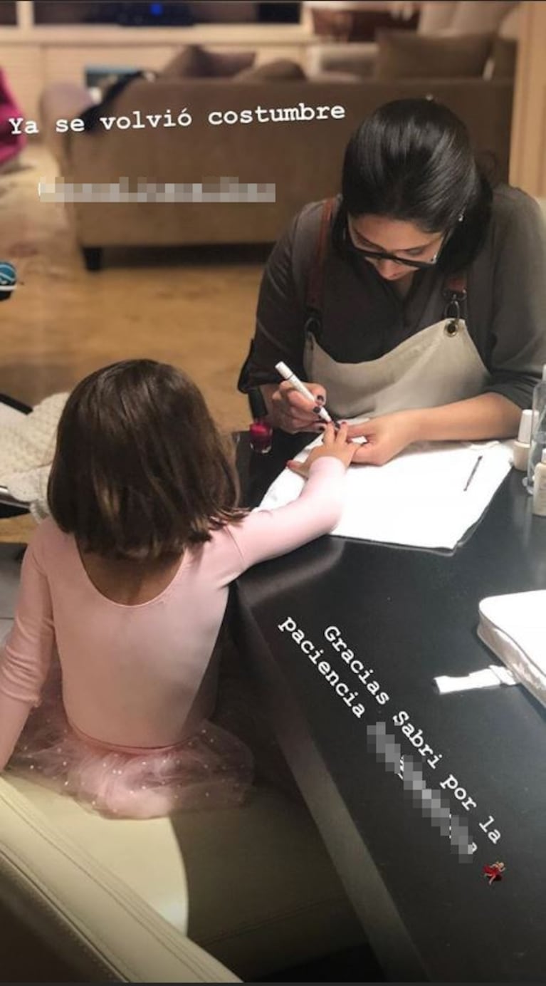 La China Suárez y sus tiernas fotos de Rufina, vestida de bailarina de ballet... ¡y haciéndose las manos!