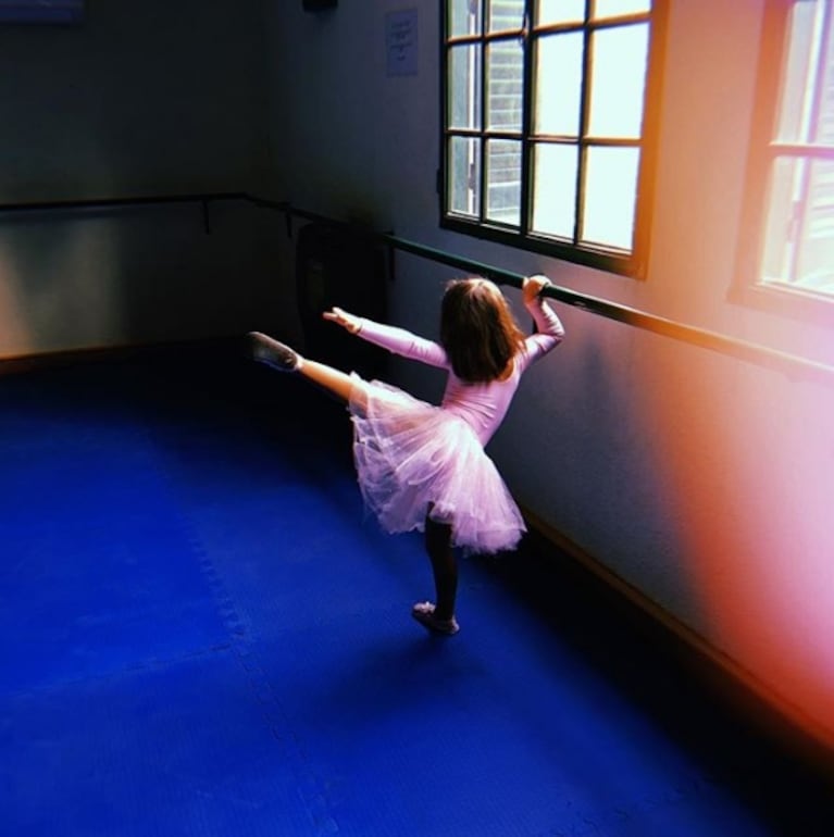 La China Suárez y sus tiernas fotos de Rufina, vestida de bailarina de ballet... ¡y haciéndose las manos!