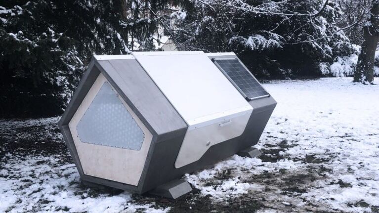 La ciudad alemana de Ulm instala cápsulas futuristas para refugiar a personas sin hogar del frío invierno