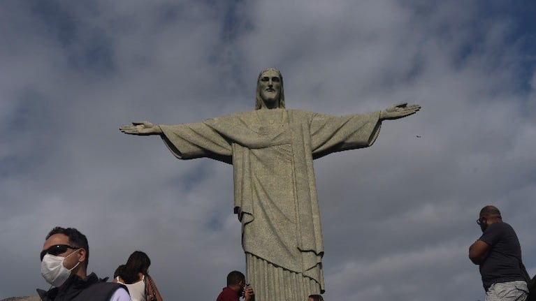 La ciudad de Río de Janeiro impone toque de queda nocturno y prohíbe el comercio en playas. Foto: DPA.