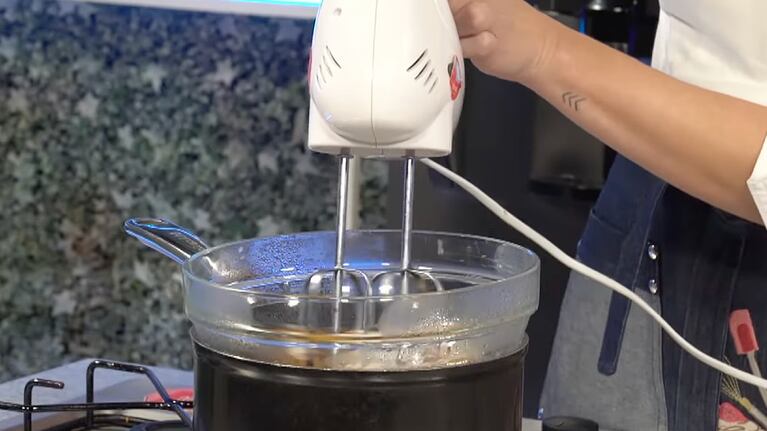La clave está en batir los huevos sostenidamente para lograr la crema que sirve de base para hacer la torta de sambayón. Foto. Cucinare TV
