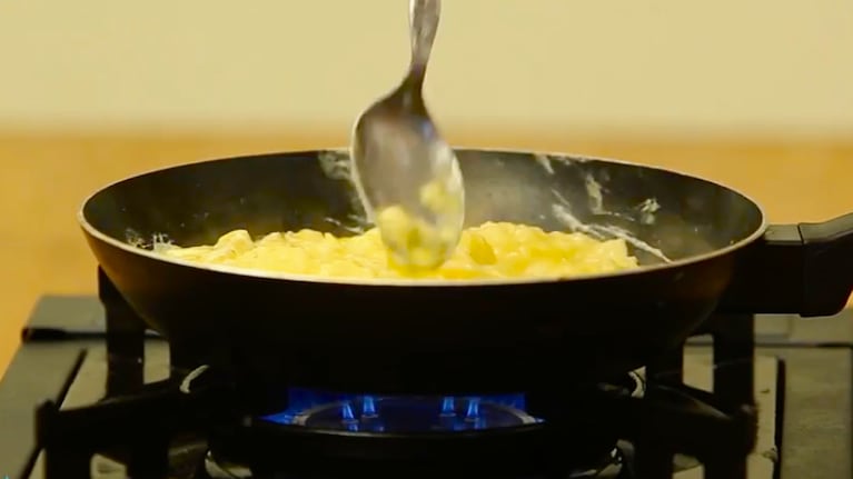 La cocción de los huevos en la sartén, un paso clave a la hora de hacer una omelette. Foto: Cucinare TV