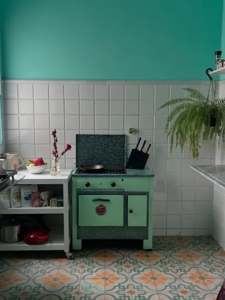   La cocina conserva su esencia original: tono verde agua, horno antiguo, azulejos blancos y piso calcáreo con dibujos geométricos.
Fuente: Instagram @deboranishimoto