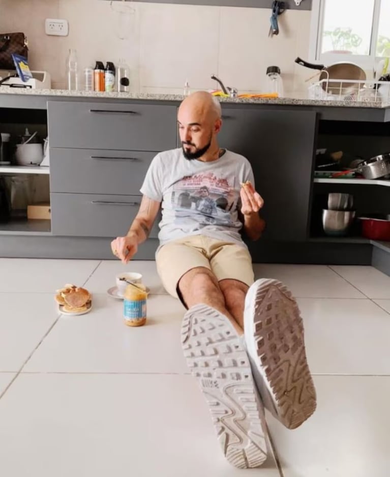 La cocina de la casa de Abel Pintos combina paleta neutra y mesada de mármol.   Fuente: @abelpintos 
