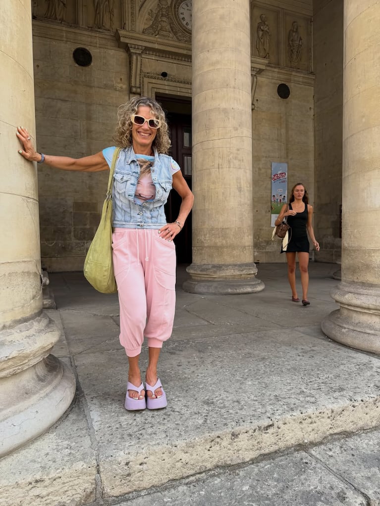 La cocinera lució un look cómodo y colorido durante su recorrido por los rincones históricos de la ciudad.
Fuente: Instagram