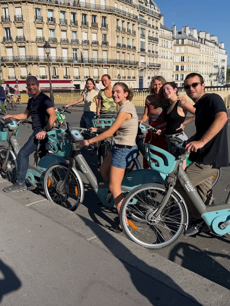 La cocinera y parte de su familia recorrieron París en bicicleta, con los edificios característicos de la ciudad como telón de fondo.
Fuente: Instagram