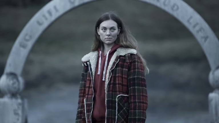 La comparación con Stranger Things aparece por la idea base: algo “imposible” irrumpe en un lugar chico y nadie sabe cómo frenarlo.