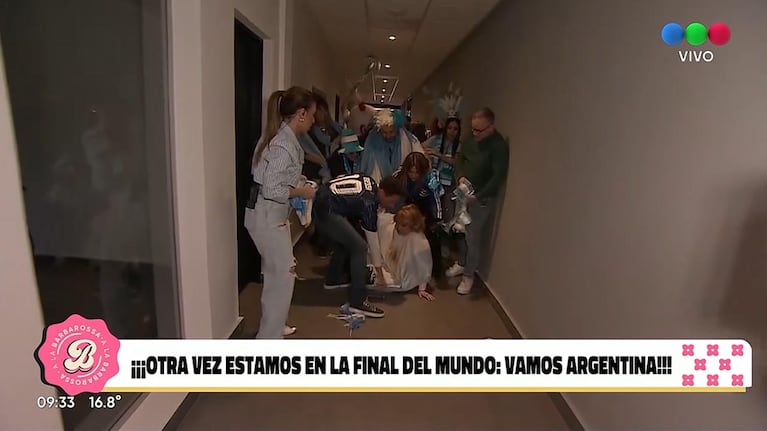 La conductora se cayó en los pasillos del canal mientras festejaba el pase de la Selección a la final del Mundial 2026
Fuente: Captura de A la Barbarossa (Telefe)