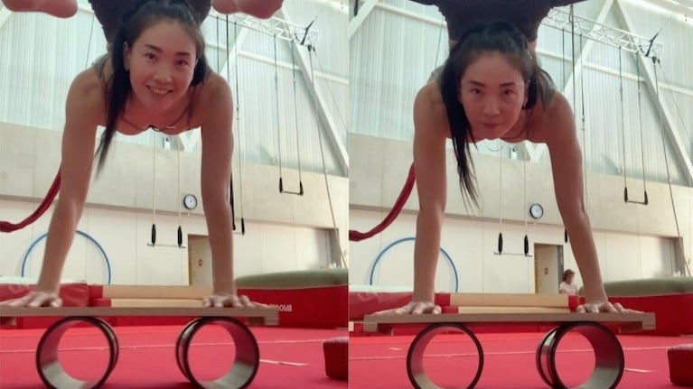 La contorsionista del circo del sol, Baaska Enkhbaatar, hace el pino sobre una tabla apoyada en dos cilindros