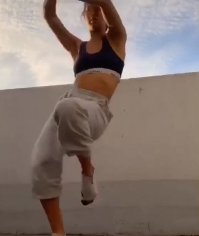 La coreo de Flor Vigna al ritmo de la música de espera de las llamadas: "Cuando te copás"